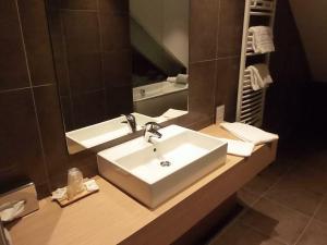 a bathroom with a white sink and a mirror at Hôtel Restaurant Le Rive Gauche in Joigny +18 photos