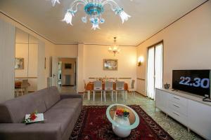 Μια τηλεόραση ή/και κέντρο ψυχαγωγίας στο Villa Alberti 900m from Garda Lake +33 φωτογραφίες