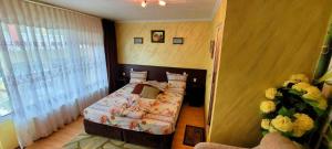 - une petite chambre avec un lit fleuri dans l'établissement Комплекс "Тера Верде", à Oreshak