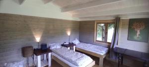 Postel nebo postele na pokoji v ubytování Kārkliņi Tiny House & Camping