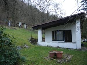 una casa con due vasi davanti di Chata Lesní Vyhlídka a Splzov
