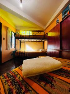 a bedroom with two bunk beds and a rug at Casa de Huéspedes "La Casa Bonita" in La Paz
