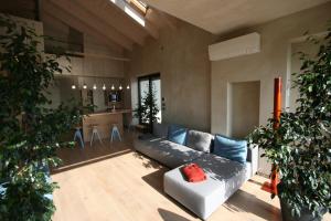 ein Wohnzimmer mit einem Sofa und einem Tisch in der Unterkunft Qb Apartments in Montelupo Albese