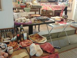 einem Tisch mit vielen verschiedenen Lebensmitteln in der Unterkunft B&B da-di in Colico