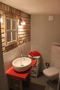 een badkamer met een witte wastafel en een toilet bij Ferienwohnungen Im Alten Handelshof in Quedlinburg