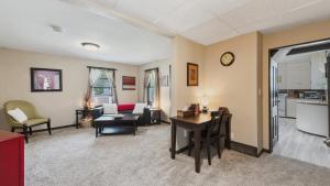 Gallery image of Red Hibiscus House - 3 Blocks from Lake Pepin in Lake City +21 photos