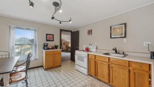 Galería fotográfica de Fire Lily Apartment - 3 Blocks from Lake Pepin en Lake City 10 fotos más