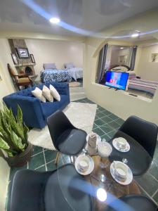a living room with a couch and a table and chairs at LA RRUCA de CHELITA para 6 personas in Baños
