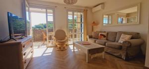 Μια τηλεόραση ή/και κέντρο ψυχαγωγίας στο Appartement clim, parking, wifi