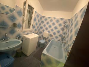 Ένα μπάνιο στο Papita