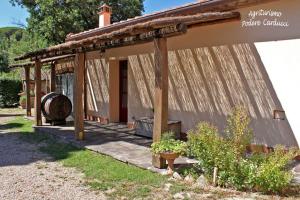 een klein gebouw met een groot vat aan de zijkant bij Agriturismo Podere Carducci in Castagneto Carducci