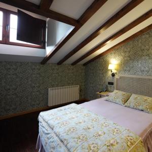 A bed or beds in a room at Hotel Rural y Restaurante, Rinconcito de Gredos