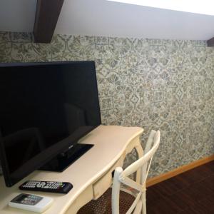 A television and/or entertainment centre at Hotel Rural y Restaurante, Rinconcito de Gredos