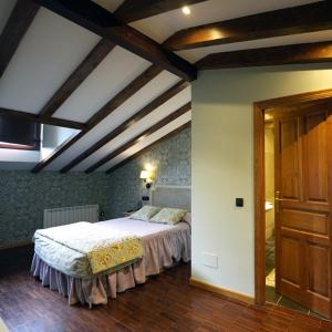 A bed or beds in a room at Hotel Rural y Restaurante, Rinconcito de Gredos