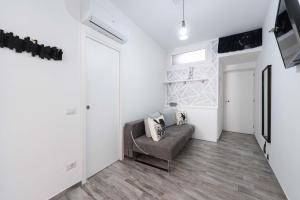 Una sala de estar con un sofá y un televisor. en Il gatto Franco, en Amalfi