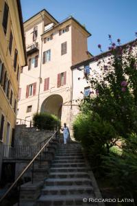 una persona che sale le scale di fronte a un edificio di Porta Mazzini Affittacamere a Jesi
