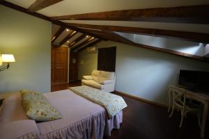 A bed or beds in a room at Hotel Rural y Restaurante, Rinconcito de Gredos