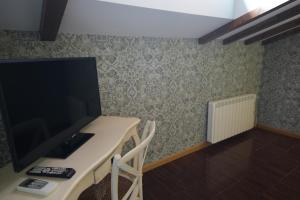A television and/or entertainment centre at Hotel Rural y Restaurante, Rinconcito de Gredos