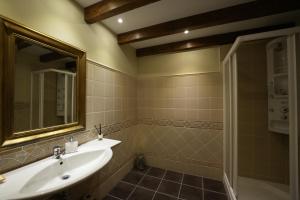 A bathroom at Hotel Rural y Restaurante, Rinconcito de Gredos