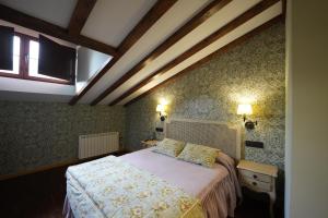 A bed or beds in a room at Hotel Rural y Restaurante, Rinconcito de Gredos