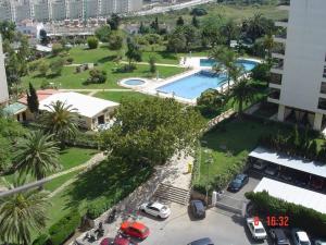 Una vista aérea de un estacionamiento con piscina. en Colina del Mar, en Torremolinos