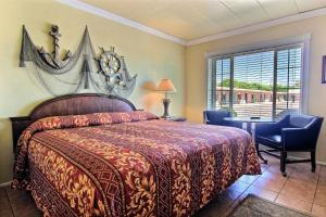 Cama ou camas em um quarto em Shark Reef Resort Motel & Cottages