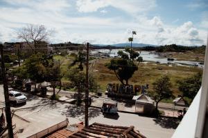 vista su una città con fiume e strada di Hotel Portal Guatapé a Guatapé