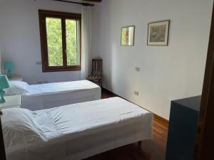 Ένα ή περισσότερα κρεβάτια σε δωμάτιο στο Casa delle Rose-Appartamento Inge