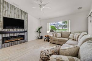 Μια τηλεόραση ή/και κέντρο ψυχαγωγίας στο Spacious Luxury Home with Heated Pool and Hot Tub
