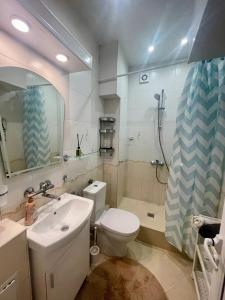ein Badezimmer mit Waschbecken, Toilette und Dusche in der Unterkunft Varna city Park Apartament in Warna