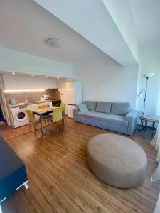ein Wohnzimmer mit Sofa und Tisch in der Unterkunft Varna city Park Apartament in Warna