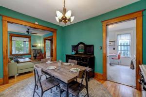 セントポールにあるSt Paul Farmhouse near downtown and Allianz Fieldの緑の壁のダイニングルーム(テーブル付)