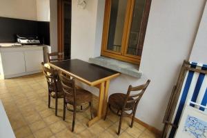 Kuchyň nebo kuchyňský kout v ubytování Appartement duplex avec balcons