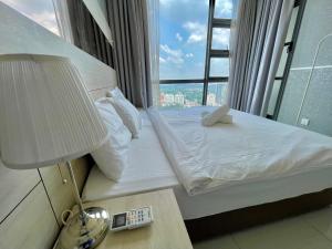 un lit dans une chambre d'hôtel avec une fenêtre dans l'établissement The Robertson Residence in bukit bintang, à Kuala Lumpur 50 autres photos