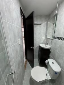 アルメニアにあるApartamento Central en Armeniaのトイレと洗面台付きのバスルーム