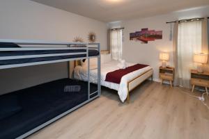 une chambre avec deux lits superposés et un bureau dans l'établissement Spacious 3BR Home for 10 Guests Near Downtown Theme Parks & AT&T Stadium 510, à Grand Prairie