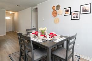 - une salle à manger avec une table et des chaises dans l'établissement Spacious 3BR Home for 10 Guests Near Downtown Theme Parks & AT&T Stadium 510, à Grand Prairie