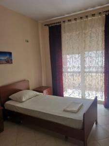 Giường trong phòng chung tại Mare Vlora Apartment