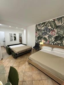 Un dormitorio con dos camas y un mural de pared. en Le Perle di Naxos, en Giardini Naxos