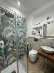 Un baño con ducha, inodoro y lavabo. en Le Perle di Naxos, en Giardini Naxos 28 fotos más