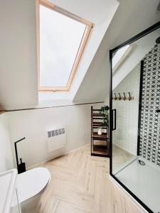 un bagno mansardato con lucernario e finestra di Domek na Kaszubach 41-1 - Ostoja Bukowo a Borowy Młyn