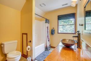 Ένα μπάνιο στο Quiet Family Cabin in Hamden Hot Tub and Game Room! +34 φωτογραφίες