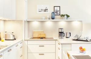 Køkken eller tekøkken på 3-Raum-Ferienwohnung ohne Meerblick + 2 billeder