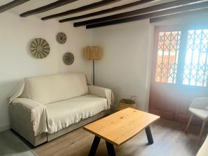 a living room with a couch and a table at Sol y Mar Villajoyosa in Villajoyosa