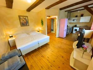 una piccola camera da letto con un letto e una cucina di Monteurwohnungen - Pension Am Schloss a Teistungen