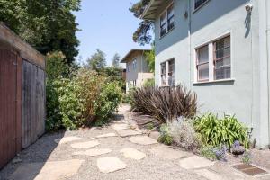バークレーにある4 Berkeley Furnished Apartment - 2 Beds Laundry and Parkingの家の前の歩道