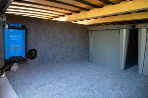 un garage con una porta sul lato di un muro di FIAT Doblo Maxi Camper Basic a Ytri-Njarðvík