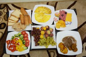 un gruppo di piatti di alimenti con diversi tipi di alimenti di Future Hostel a Il Cairo