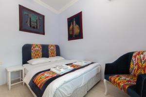 イスタンブールにあるSUFI Apartのベッド1台とソファが備わる小さな客室です。