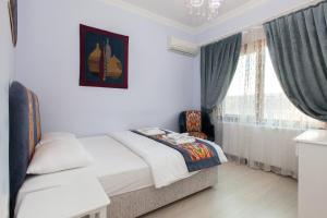 1 dormitorio con cama y ventana en SUFI Apart, en Estambul